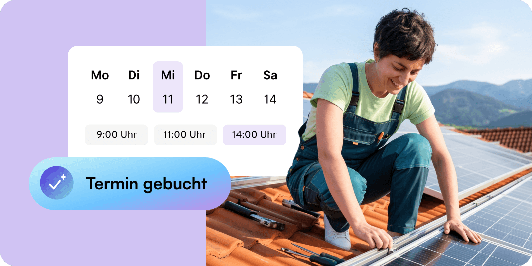 Handwerkerin bei der Solarmontage auf dem Dach; Kalenderansicht zeigt einen automatisch gebuchten Termin.