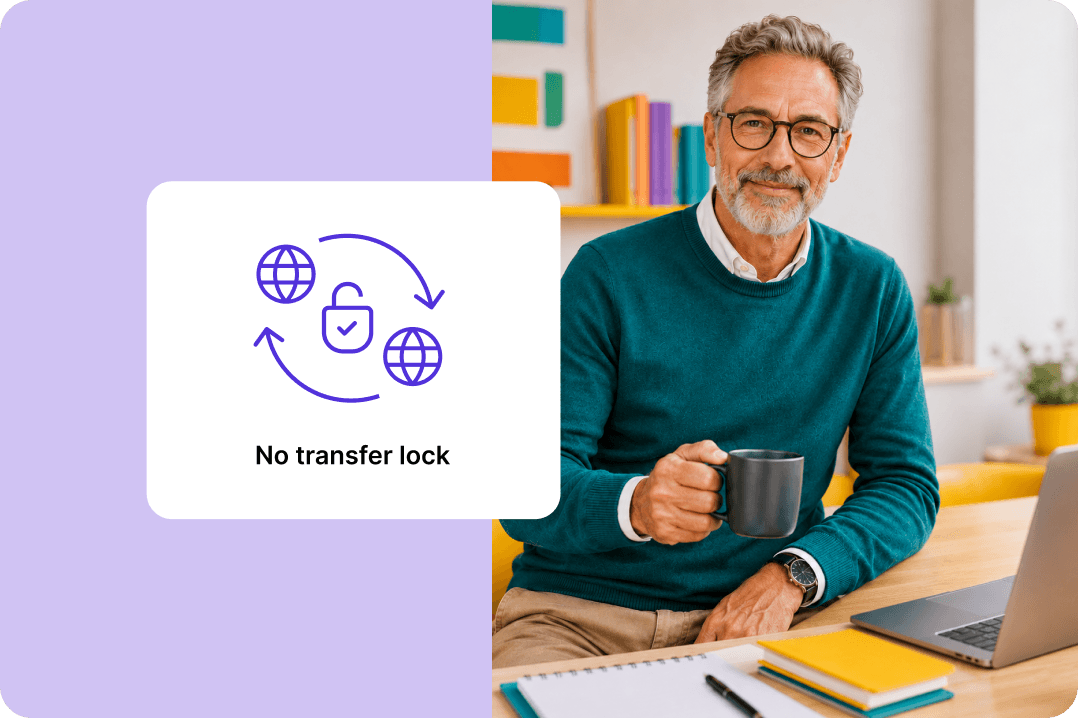 Eine Person im türkisen Pullover hält eine Tasse. Daneben ein Hinweis, dass deine Domain keine Transfersperre hat.