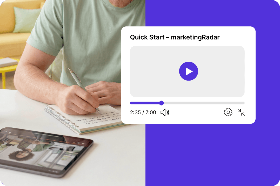 Person im türkisen T-Shirt macht sich Notizen, während sie ein Video-Tutorial für deine Website-Optimierung ansieht.