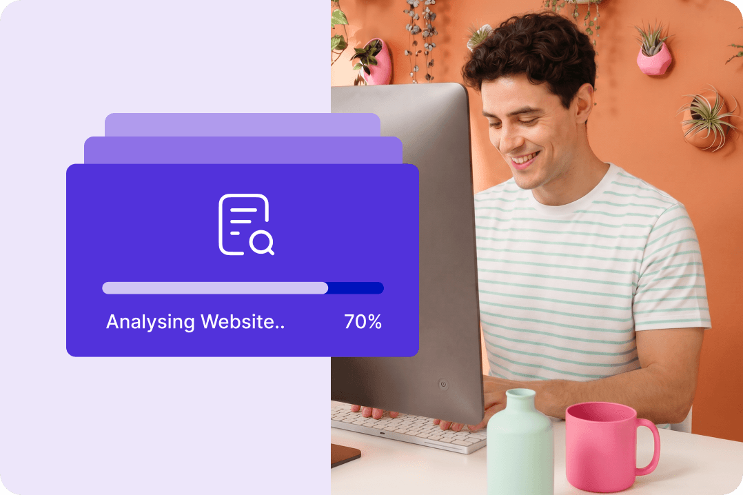 Eine lächelnde Person im weiß-türkis gestreiften Oberteil am Computer. Ein Overlay zeigt: Analysing Website.. 70%.