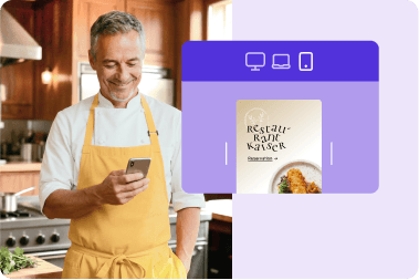 Person in gelber Schürze blickt auf ein Smartphone. Daneben Symbole für die Website-Ansicht auf Monitor, Laptop und Handy.
