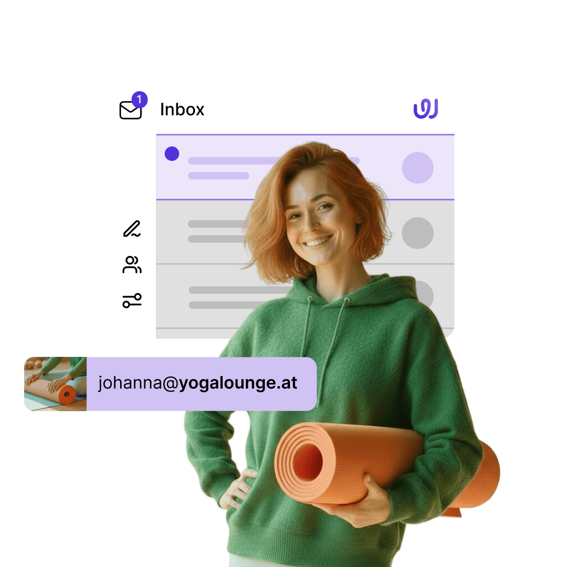 Lächelnde Person in grünem Pullover mit Yogamatte vor E-Mail-Inbox mit eigener Domain (KI-generiertes Bild).